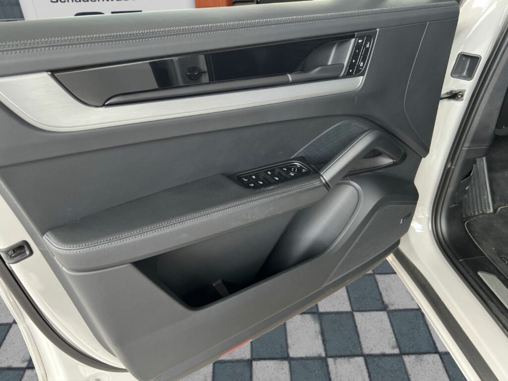PORSCHE Cayenne S E-Hyb Sport Design Hinterachs Massage 17