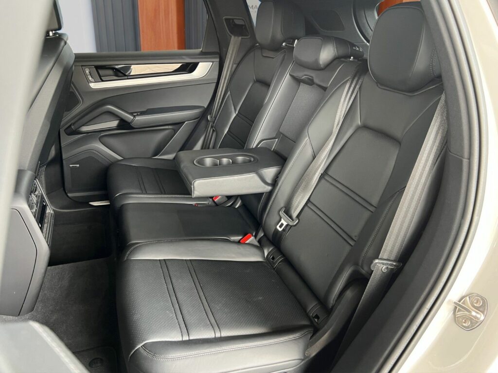 PORSCHE Cayenne S E-Hyb Sport Design Hinterachs Massage 19